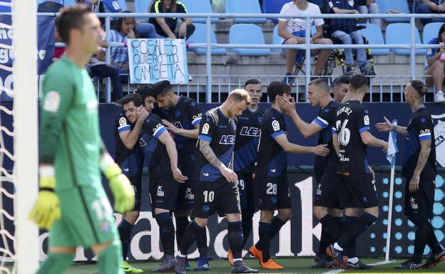 Los jugadores del Alavés se felicitan por el tempranero gol de Manu García.