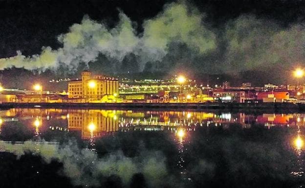 Los vecinos de San Ignacio y Zorroza no ocultan su malestar por el humo contaminante que sale de la fábrica de Sader.