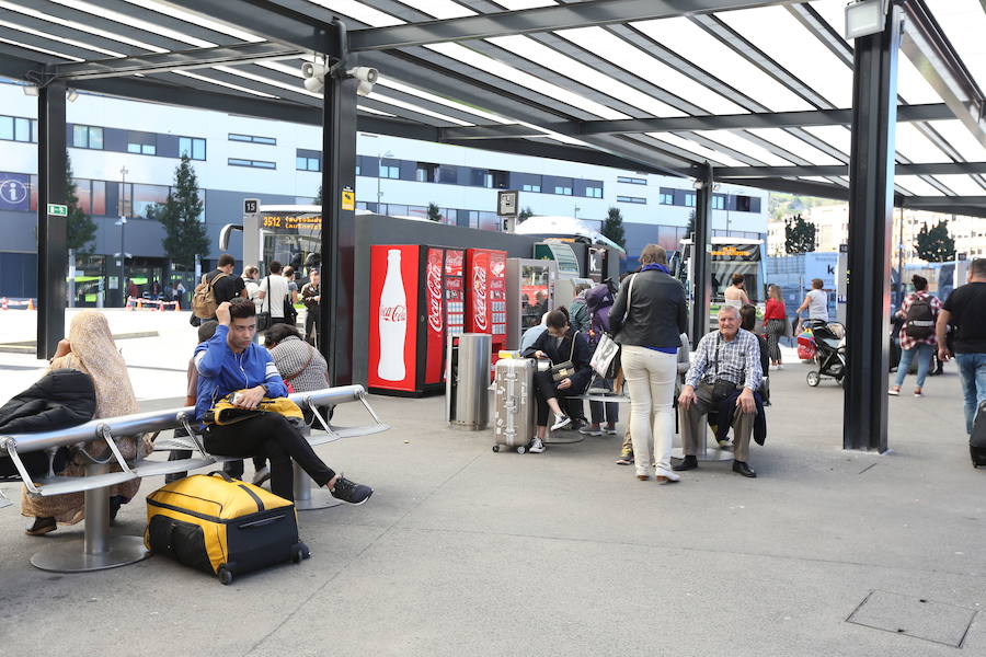 Pasajeros en la estación de autobuses de Bilbao.