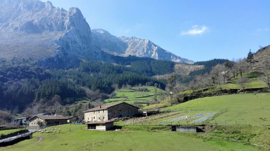 El caserío Urrutia, en las faldas del Anboto.