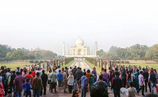 No es fácil sentirse solo ante el Taj Mahal, la mayor parte de los días cerca de 70.000 personas visitan el famoso mausoleo./