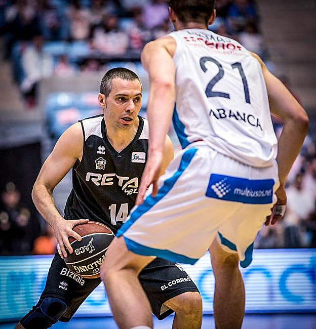 Javi Salgado es un hombre de negro con el corazón muy tocado, pero quiere que el equipo resista y busque el milagro.