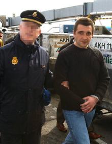 Imagen secundaria 2 - Tomás Borge, a la derecha, junto con Raúl Castro y Gabriel García Márquez. 'Karpov', en su entrega a España, y en un momento del juicio, al lado de Nieves Sánchez del Arco.