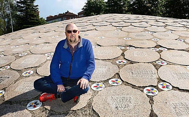Nacho Parada, junto a la inscripción con el nombre de su padre en el monumento a las víctimas de Vitoria.