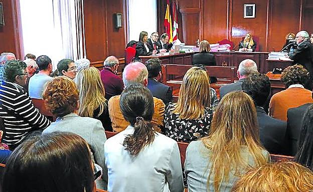 Unos treinta damnificados asistieron en directo a la primera sesión del juicio, mientras sus compañeros aguardaban fuera.