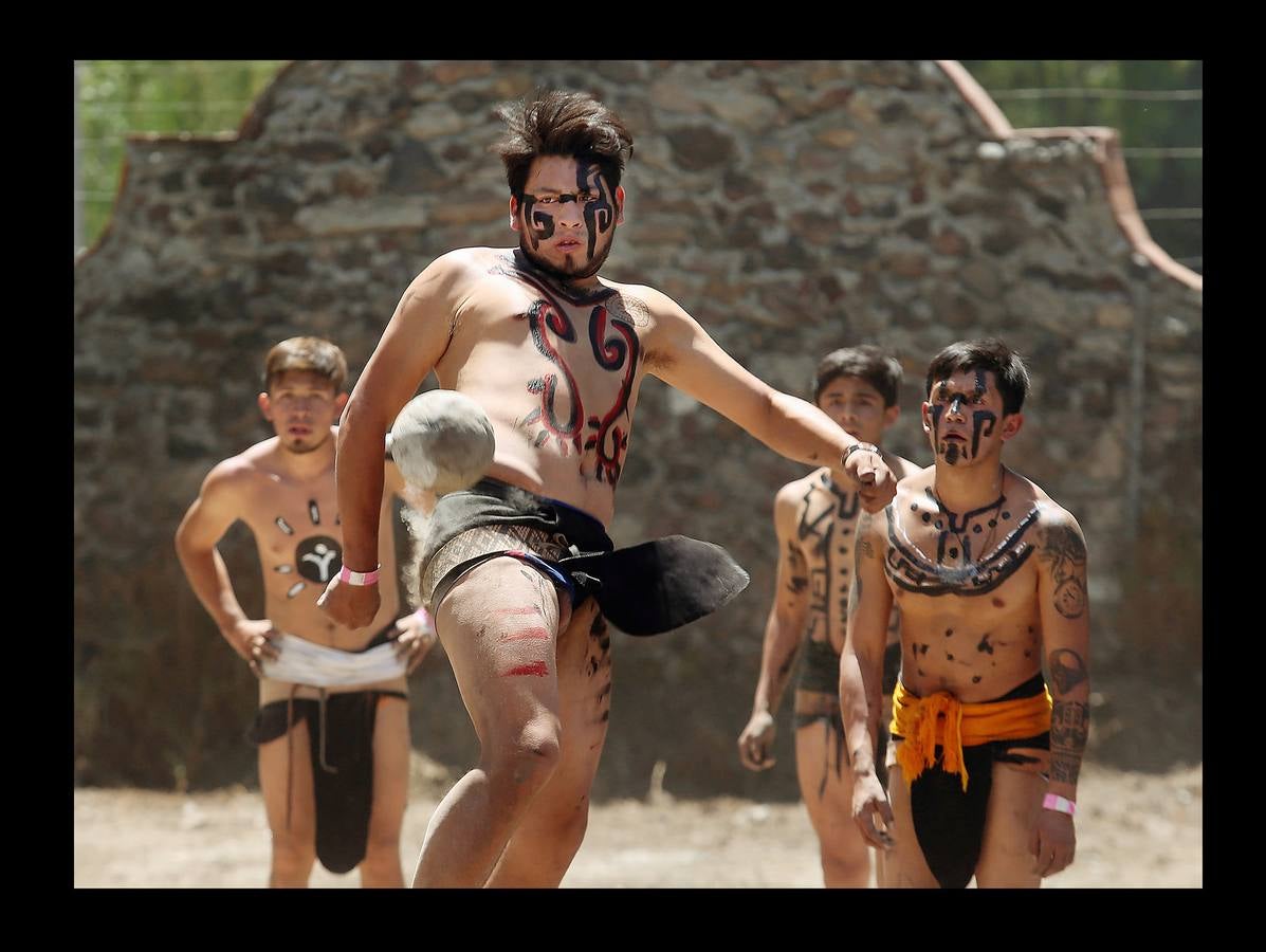 El juego de pelota mesoamericano era vertiginoso y brutal. Las lesiones solían ser comunes ya que se desarrollaba sobre canchas de piedra con una pelota de goma sólida, que medía entre 10 y 30 centímetros de diámetro y podía pesar más de 3 kilos. Las reglas no se conocen bien pero los equipos estaban compuestos por dos o tres hombres que se disputaban la pelota para introducirla en un anillo. Como el juego tenía a menudo un significado religioso, el capitán del equipo perdedor, o a veces todos los componentes, eran sacrificados a los dioses. En las imágenes, varios jugadores participan en el campeonato nacional, en Teotihuacán, cerca de la ciudad de México. 