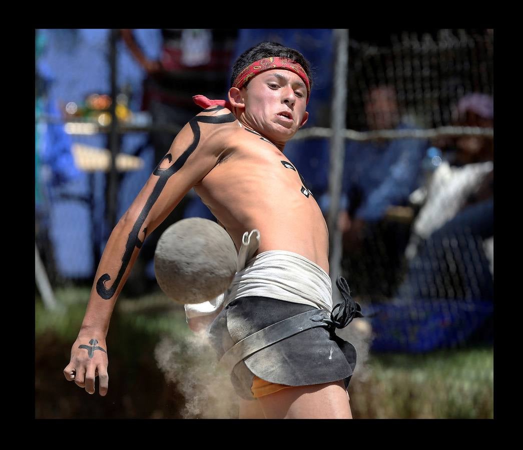 El juego de pelota mesoamericano era vertiginoso y brutal. Las lesiones solían ser comunes ya que se desarrollaba sobre canchas de piedra con una pelota de goma sólida, que medía entre 10 y 30 centímetros de diámetro y podía pesar más de 3 kilos. Las reglas no se conocen bien pero los equipos estaban compuestos por dos o tres hombres que se disputaban la pelota para introducirla en un anillo. Como el juego tenía a menudo un significado religioso, el capitán del equipo perdedor, o a veces todos los componentes, eran sacrificados a los dioses. En las imágenes, varios jugadores participan en el campeonato nacional, en Teotihuacán, cerca de la ciudad de México. 