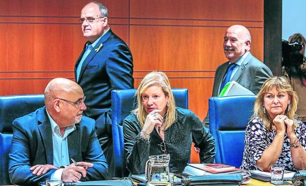 Los portavoces del PNV, Joseba Egibar e Iñigo Iturrate, pasan por detrás de los representantes del PSE al inicio de la sesión de ayer en la ponencia de Autogobierno. 