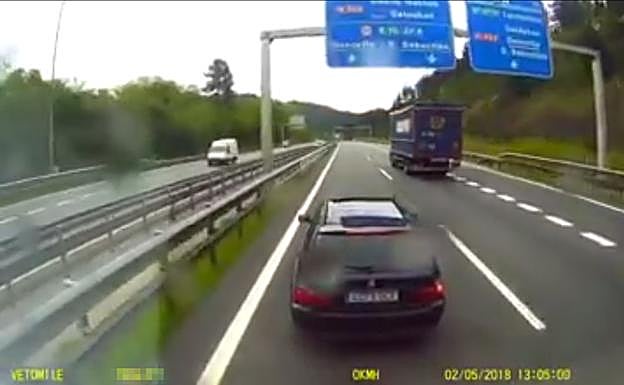 Incidente en el corredor del Txorierri entre un coche y un camión por un adelantamiento