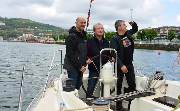 Unai Basurko, Iñaki Elorriaga y Kepa Junkera a bordo del 'Pottoka'. 