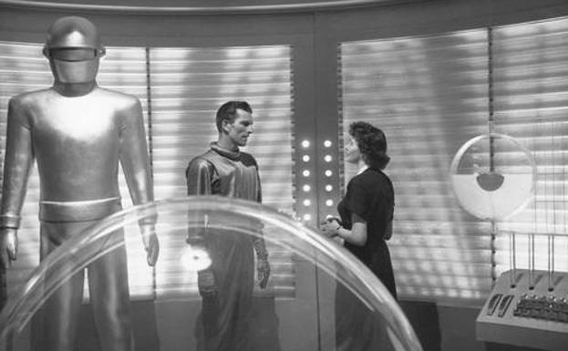 Imagen principal - Patricia Neal y Michael Rennie en diversas escenas de 'Ultimátum a la tierra' (1951).