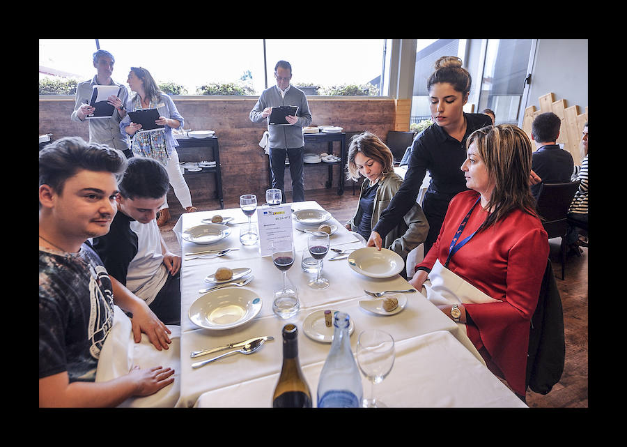 Fotos: Una docena de alumnos de distintas escuelas de Hostelería participan en Gamarra en la final autonómica de Euskoskills