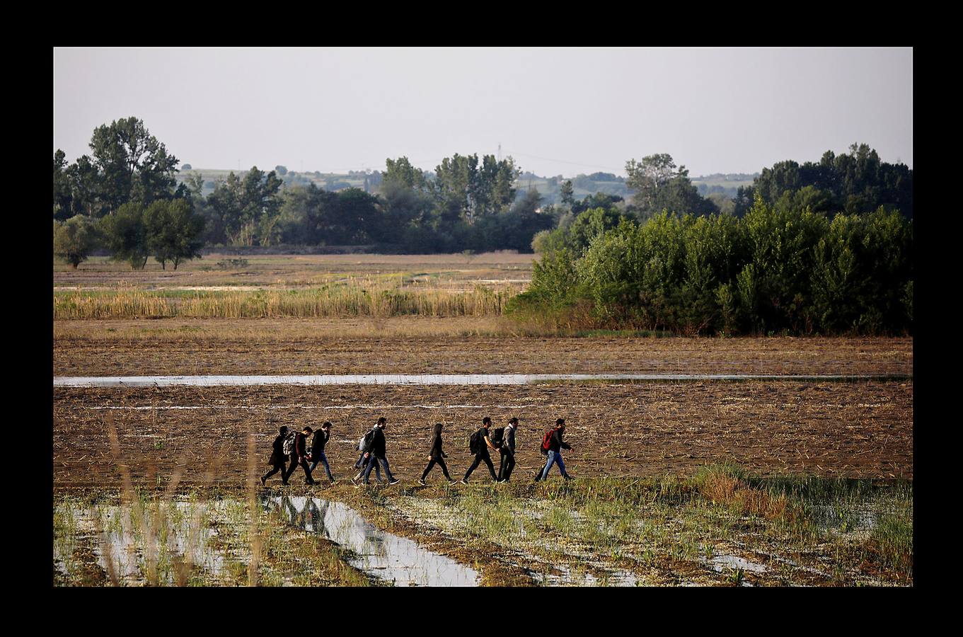 Padres jóvenes con niños sobre los hombros, viudas abriéndose paso sobre vías de ferrocarril, entre neblina, por tortuosos caminos transitados centenares de veces a la espera de alcanzar una ciudad... La imagen sigue siendo común en las cercanías del río Evros, que forma una barrera natural entre Turquía y Grecia y se ha convertido en la nueva vía de acceso de inmigrantes hacia Europa. El sellado de las vías por las que solían entrar en Europa ha obligado a buscar nuevos caminos en las antiguas rutas usadas por contrabandistas. En abril 2.900 personas llegaron a Grecia vía Evros.