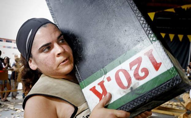 Idoia Etxeberria levanta una piedra de 120 kilos.