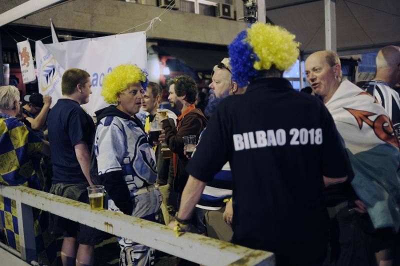 La noche de Bilbao se convirtió ayer en una enorme melé de vecinos y visitantes que querían disfrutar del ambiente de confraternización