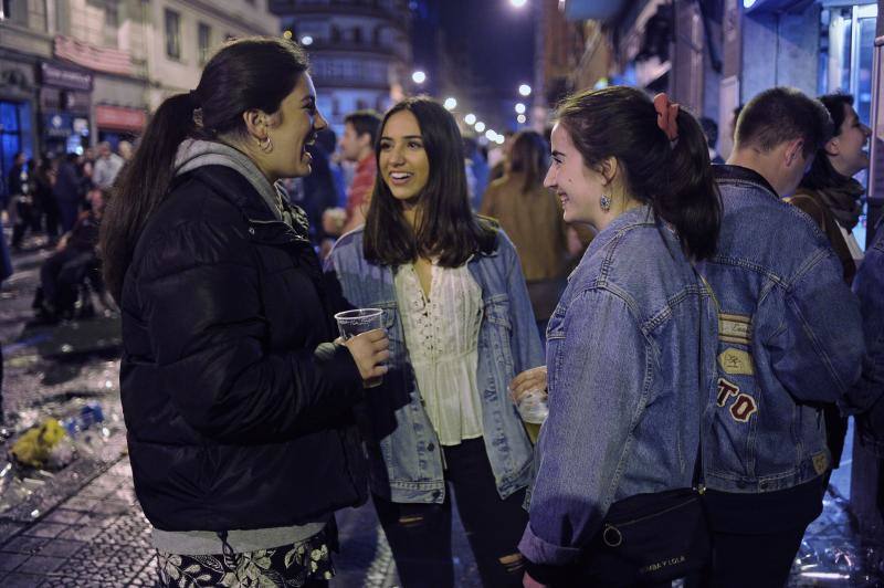 La noche de Bilbao se convirtió ayer en una enorme melé de vecinos y visitantes que querían disfrutar del ambiente de confraternización