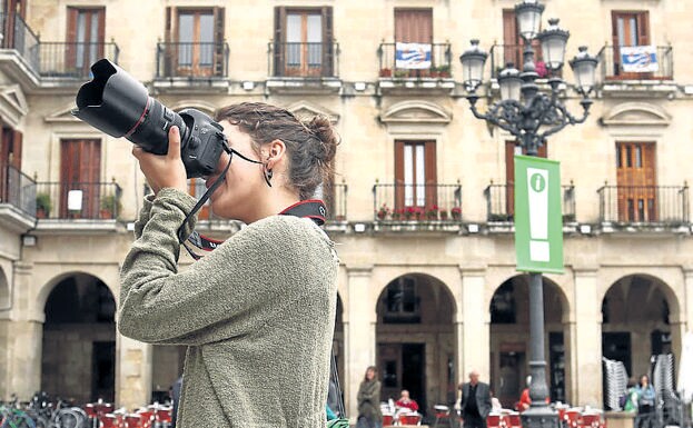 Una joven hace fotos en la plaza de España en el maratón de 2017.