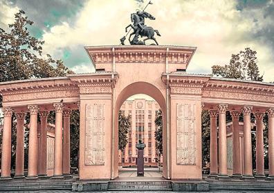 Imagen secundaria 1 - 1. El río Kubán atraviesa la ciudad de punta a punta. 2. La monumental plaza Zhukov. 3. Una mujer y un niño, sentados en la escultura dedicada a los cosacos.