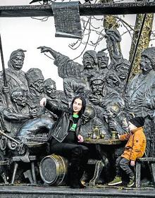 Imagen secundaria 2 - 1. El río Kubán atraviesa la ciudad de punta a punta. 2. La monumental plaza Zhukov. 3. Una mujer y un niño, sentados en la escultura dedicada a los cosacos.