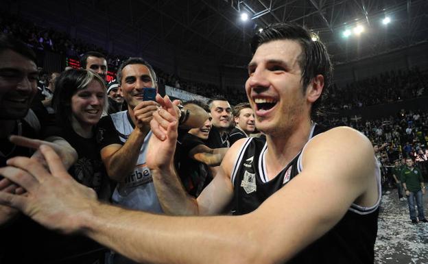 Banic celebra con la afición el pase a la final de la liga ACB en 2011.