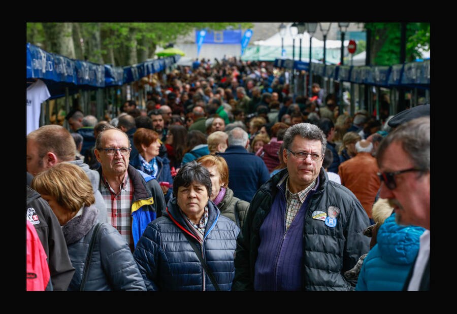 La decimosexta feria que la localidad dedica a este tipo de seta y a la vaca terreña reúne a miles de personas