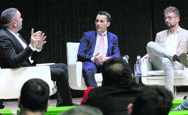 Iñaki Suárez, a la izquierda, moderó el debate sobre la cultura del vino que reunió a Guillermo Cruz, en el centro, y a Fernando Mora. 