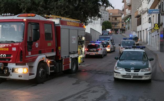 Bomberos y Guardia Civil en la zona donde ardió un contenedor en Iznalloz ayer. 