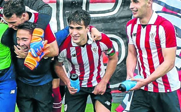 Undabarrena, en el centro, celebra la clasificación para el play-off.