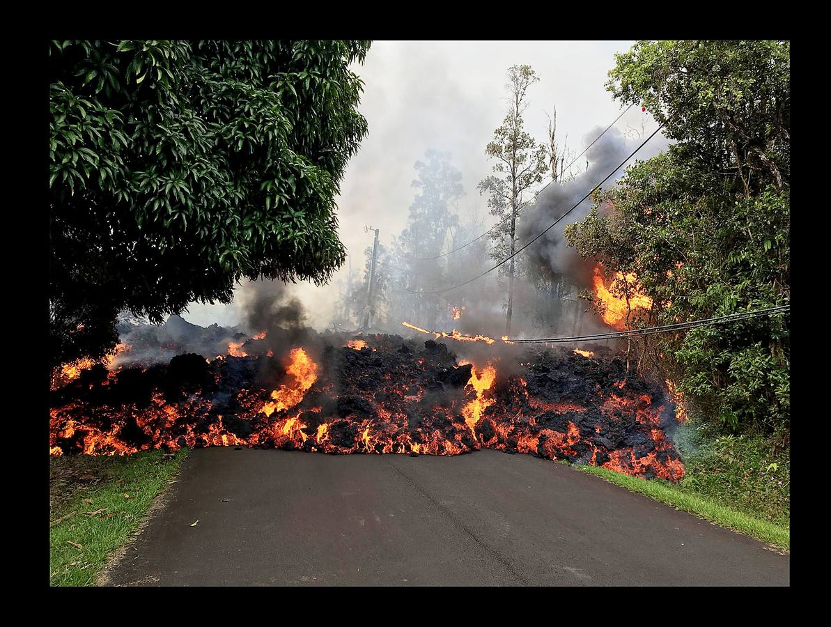 La intensa actividad del cráter Halemaumau del volcán Kilauea, en Hawai, ahuyenta a los turistas. Desde que entró en erupción el 3 de mayo, se han producido numerosos temblores, fisuras y expansión de cenizas a más de 3 kilómetros de altura, que han han sido calificadas por el Servicio Geológico de los Estados Unidos como una actividad volcánica peligrosa en suelo y aire. Las cancelaciones de reservas de hoteles y otras actividades turísticas han caído el 50 por ciento y algunos cruceros prefieren no amarrar cerca. Desde que hizo erupción, alrededor de 2.000 personas han tenido que abandonar sus hogares.
