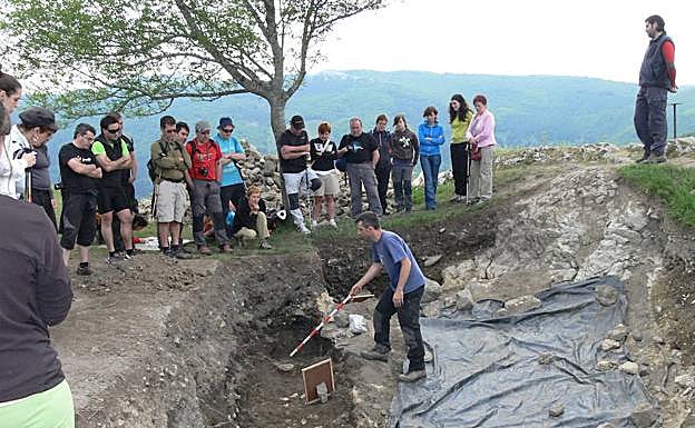 Excavaciones arqueológicas en la fortaleza.