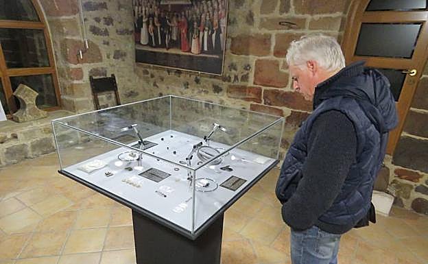 Un hombre examina piezas expuestas en el museo.