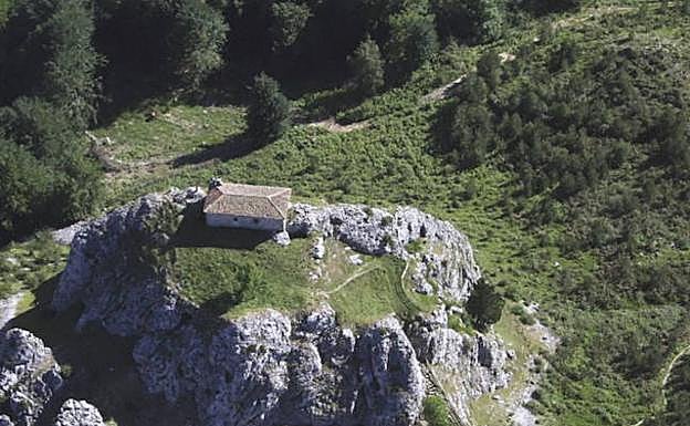 Vista del monte y la ermita de Atxorrotx, que se alza sobre un peñasco que garantizaba el control absoluto del entorno.