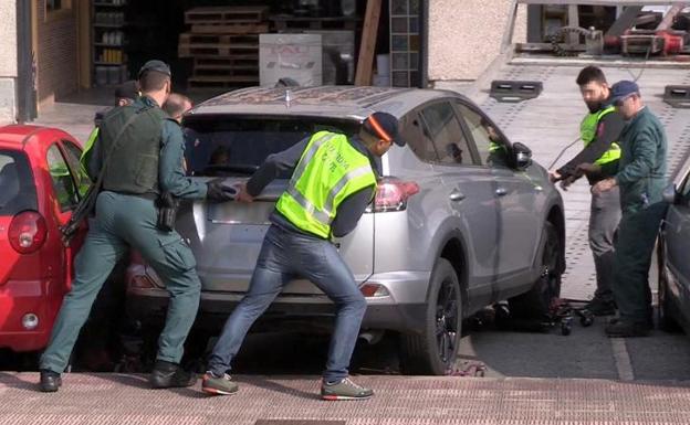 Operación de la Guardia Civil en el polígono industrial Beurko de Barakaldo.