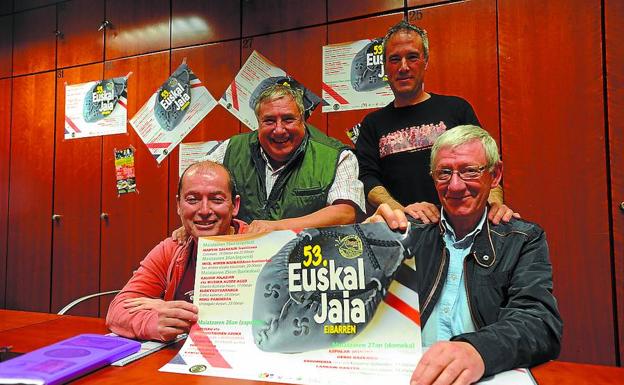 Presentación. Representantes de Club Deportivo Eibar, Kezka y el Ayuntamiento con el cartel. 