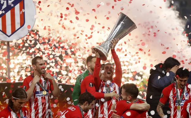 Antoine Griezmann posa con el trofeo de la Europa League. 