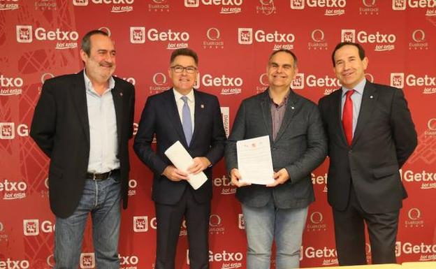 Txefo Landa (PSOE), Imanol Landa (alcalde por el PNV), Koldo Iturbe (PNV) y Eduardo Andrade (PP) comparecieron ayer para anunciar el acuerdo con el que quieren diseñar el futuro de Getxo. 