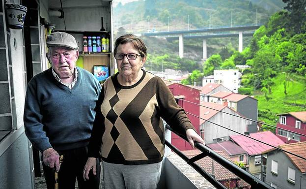 Vicente Maldonado y su mujer viven rodeados de escaleras.