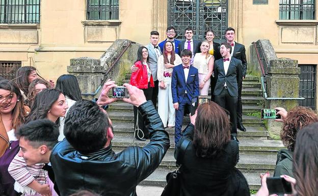 Fotos a los graduados.