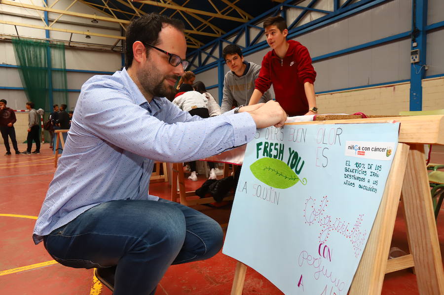 Estudiantes de 3º y 4º de ESO venden con fin social los productos del proyecto desarrollado en las aulas a lo largo del curso escolar