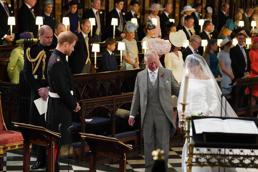 Harry espera a Meghan en el altar.