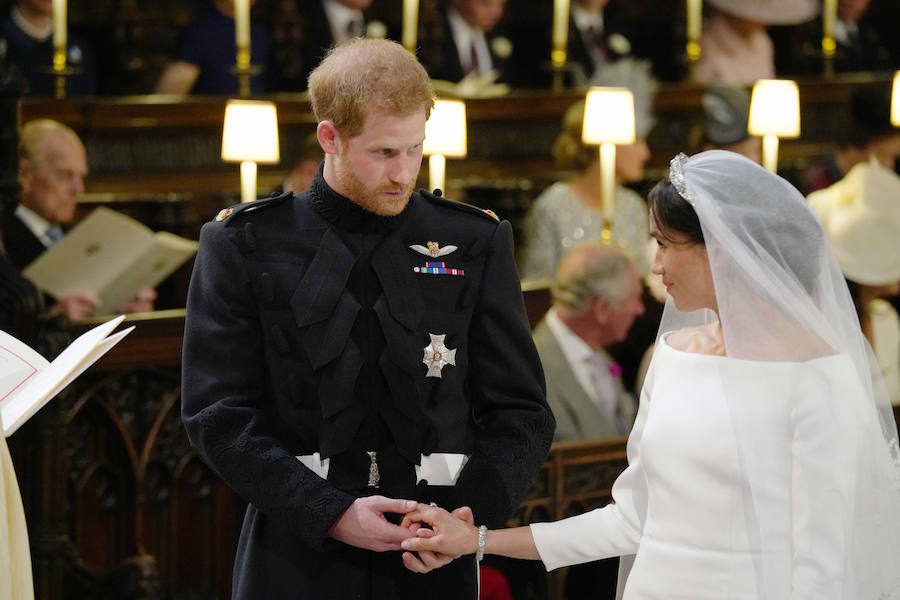 Harry y Meghan se cogen la mano.