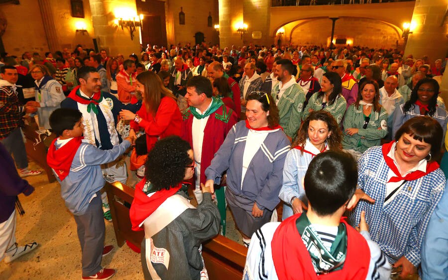 Los sanjuaneros han llenado la iglesia con motivo de la eucaristía que aunó la ofrenda floral con conmovedoras voces y lecturas