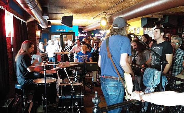 El trío de Detroit, Michigan, versionando a Rory en el Crazy Horse. 