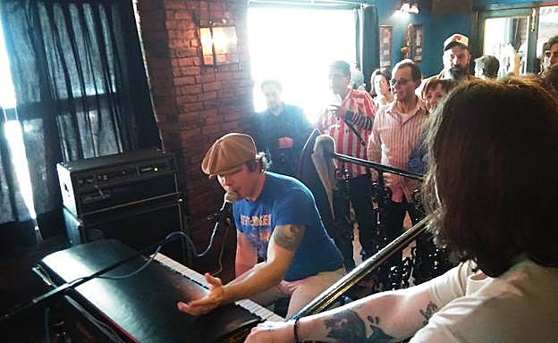 El teclista del trío. 