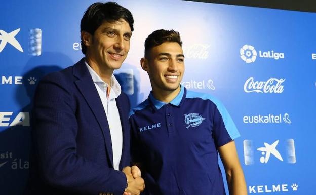 Munir El Haddadi, en su presentación como albiazul, junto al director deportivo del Alavés, Sergio Fernández. 