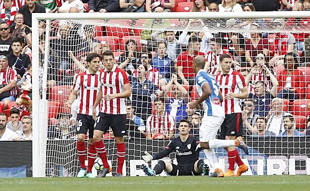 Kepa Arrizabalaga se lamenta tras encajar el gol de David López.