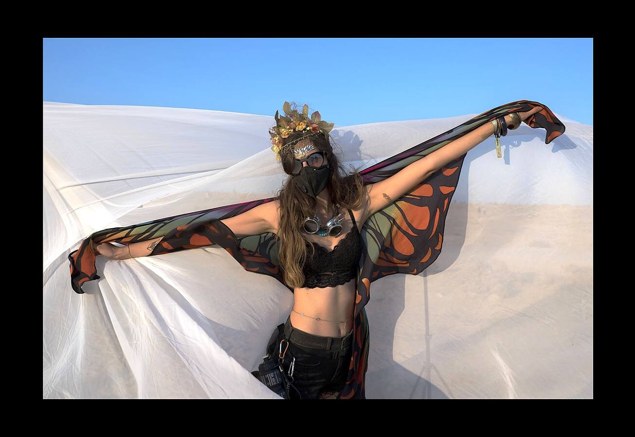 El festival Midburn es un evento artístico recreativo de cinco días de duración, que se celebra cada año en el desierto de Negev, al sur de Israel. El festival, una versión del «Burning Man» norteamericano que desde 2014 es un acontecimiento en el desierto de Nevada, atrae a miles de «burners» o quemadores, gentes que construirán piezas artísticas de expresión libre, para ser destruidas en el fuego el último día de la celebración. El evento se basa en el principio de «Participación». Quien asiste a él acampa en el desierto y es ciudadano de la efímera ciudad de Midburn donde la norma es la creatividad y la autoexpresión radical.