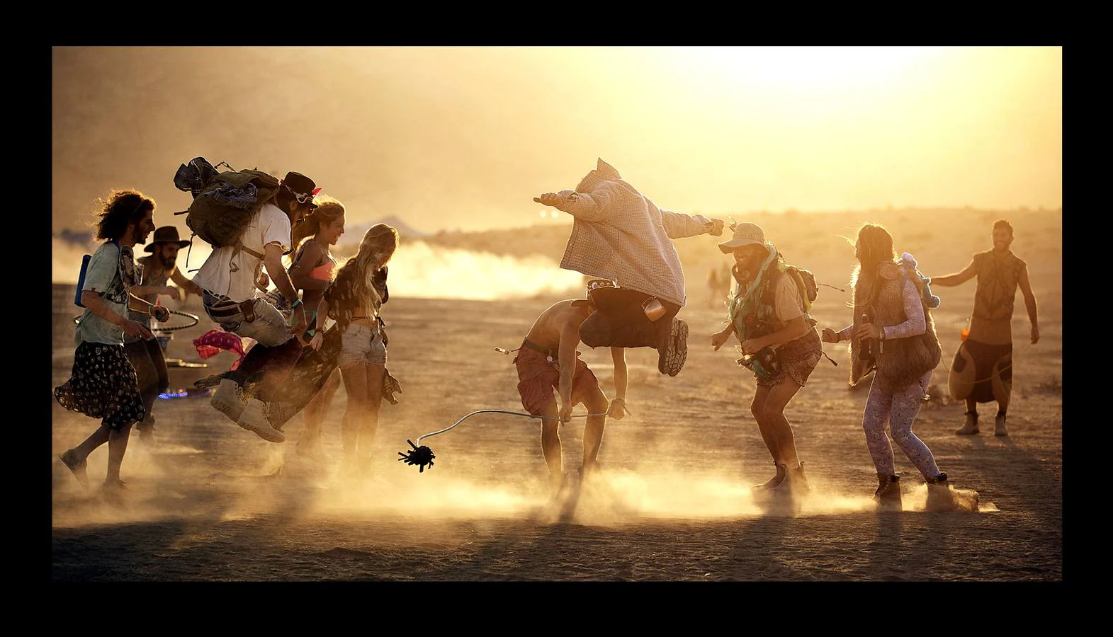 El festival Midburn es un evento artístico recreativo de cinco días de duración, que se celebra cada año en el desierto de Negev, al sur de Israel. El festival, una versión del «Burning Man» norteamericano que desde 2014 es un acontecimiento en el desierto de Nevada, atrae a miles de «burners» o quemadores, gentes que construirán piezas artísticas de expresión libre, para ser destruidas en el fuego el último día de la celebración. El evento se basa en el principio de «Participación». Quien asiste a él acampa en el desierto y es ciudadano de la efímera ciudad de Midburn donde la norma es la creatividad y la autoexpresión radical.