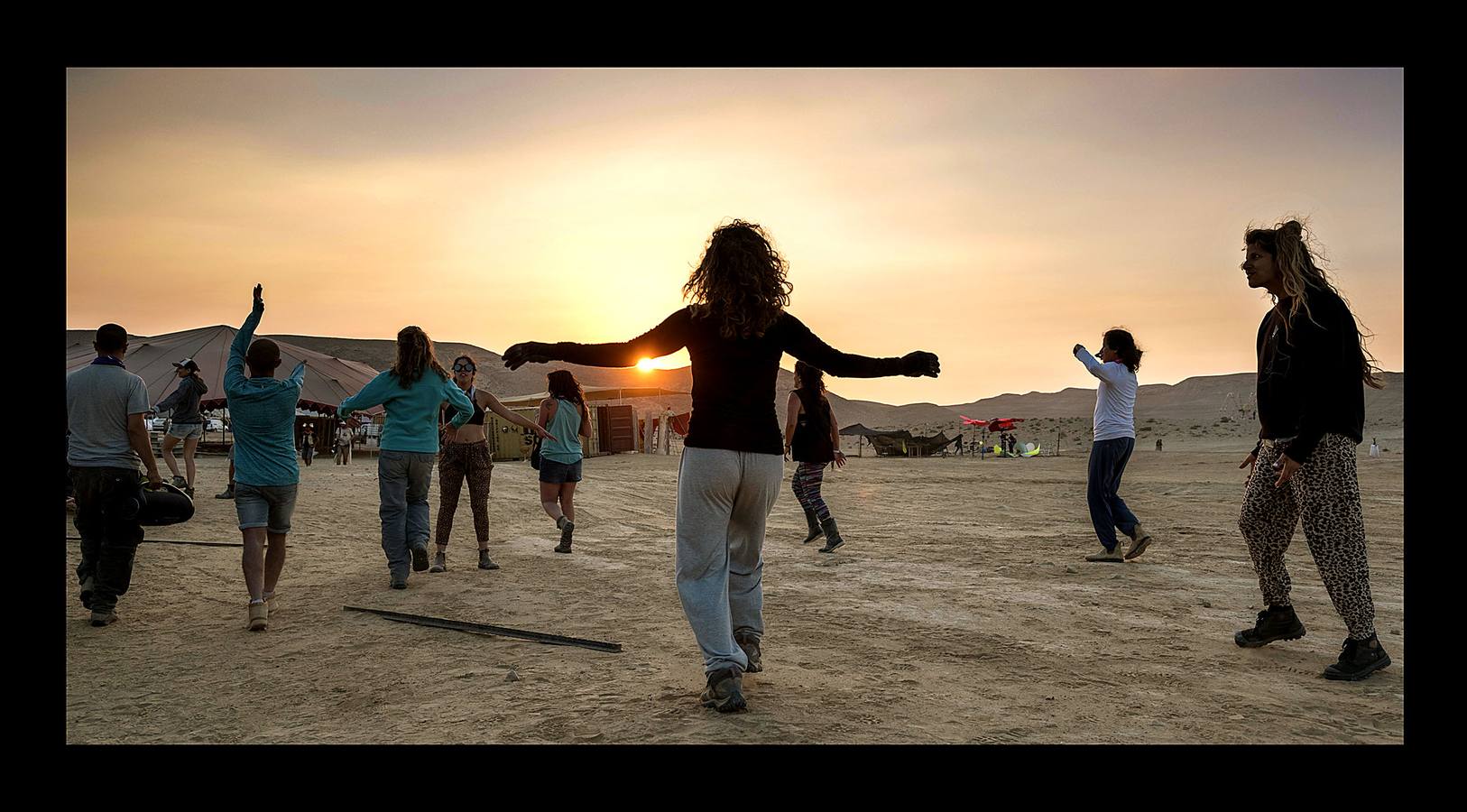 El festival Midburn es un evento artístico recreativo de cinco días de duración, que se celebra cada año en el desierto de Negev, al sur de Israel. El festival, una versión del «Burning Man» norteamericano que desde 2014 es un acontecimiento en el desierto de Nevada, atrae a miles de «burners» o quemadores, gentes que construirán piezas artísticas de expresión libre, para ser destruidas en el fuego el último día de la celebración. El evento se basa en el principio de «Participación». Quien asiste a él acampa en el desierto y es ciudadano de la efímera ciudad de Midburn donde la norma es la creatividad y la autoexpresión radical.