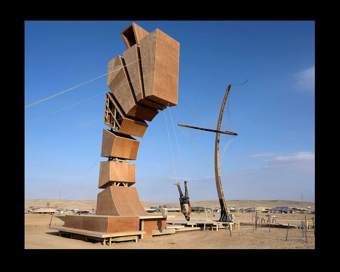 El festival Midburn es un evento artístico recreativo de cinco días de duración, que se celebra cada año en el desierto de Negev, al sur de Israel. El festival, una versión del «Burning Man» norteamericano que desde 2014 es un acontecimiento en el desierto de Nevada, atrae a miles de «burners» o quemadores, gentes que construirán piezas artísticas de expresión libre, para ser destruidas en el fuego el último día de la celebración. El evento se basa en el principio de «Participación». Quien asiste a él acampa en el desierto y es ciudadano de la efímera ciudad de Midburn donde la norma es la creatividad y la autoexpresión radical.